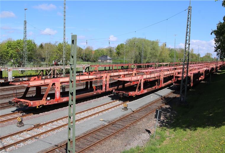 Nordenham als Corona-Parkplatz für Güterwaggons Auf Abstellgleisen am Nordenhamer Bahnhof stehen etliche Autotransportwaggons. Foto: Lorenz