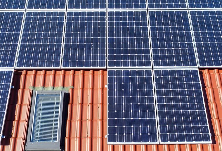 Auf Bremerhavens Dächern sollen mehr Solaranlagen, um die Klimaschutzziele einzuhalten.