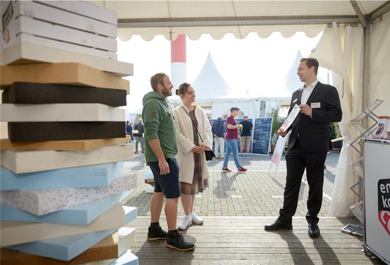 Auf dem 2. Energie- und Klimastadttag werden Besucher*innen über energetische Modernisierung informiert.