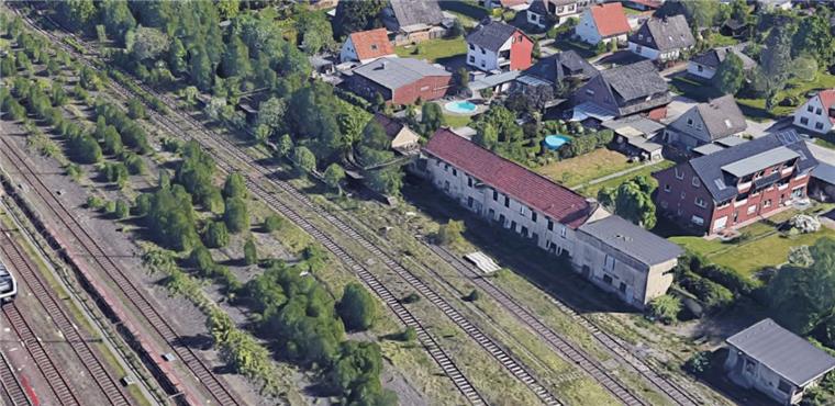 Junge Männer besprühen Dienstgebäude am Leher Abstellbahnhof Auf dem Abstellbahnhof Lehe haben Sprayer für Sachbeschädigungen gesorgt.