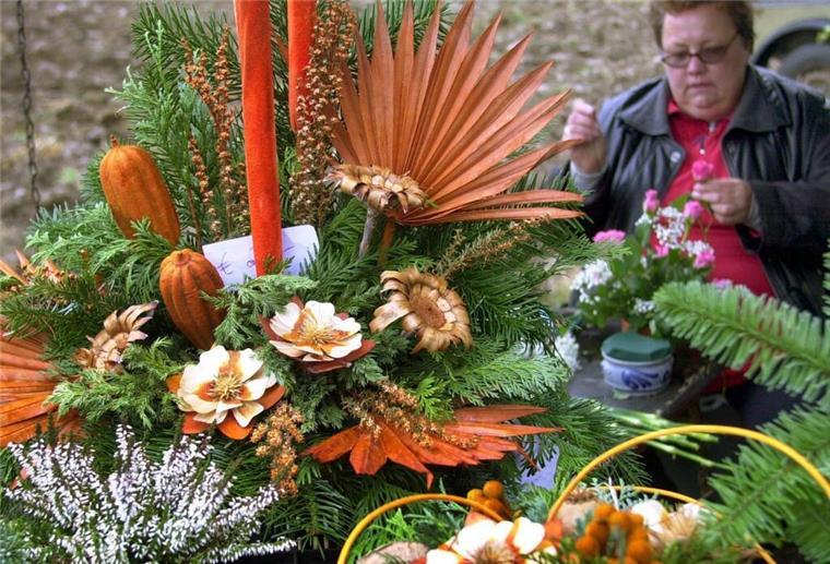 Gestecke, Mützen, Schmuck: Adventsbasar in der Schützenhalle in Anderlingen Das Foto zeigt ein Gesteck.