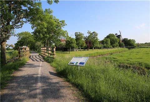 Auf dem alten Bahndamm der Butjenter Bahn ist ein Radweg zwischen Nordenham und Stollhamm/Mitteldeich übrig geblieben. Der wurde jetzt ausgebaut und zu einem Erlebnisradweg umgestaltet.
