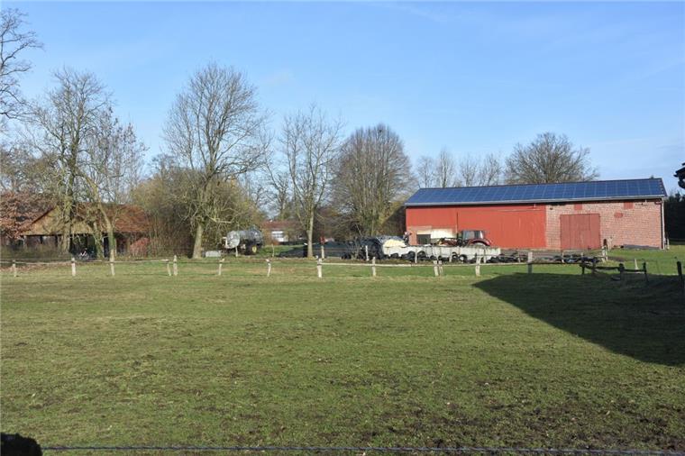 Auf dem Areal an der Eichenstraße, auf dem die Lagerhalle (rechts im Bild) steht, könnte das Wohnster Dorfgemeinschaftshaus stehen. Noch aber ist man dabei, Ideen für die Nutzung des Hauses zu sammeln.