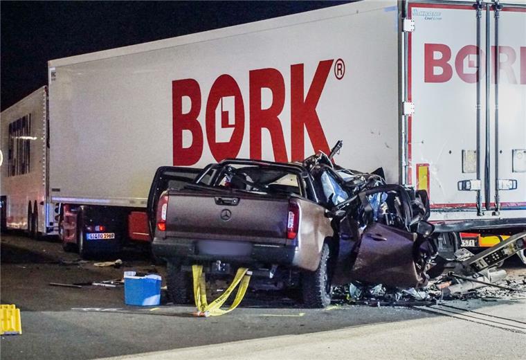 Auf dem Autobahnparkplatz in der Nähe von Sindelfingen ist das Auto ungebremst in den Sattelzug gekracht. 