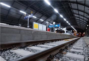 Ein Gleisbett an einem Bahnhof