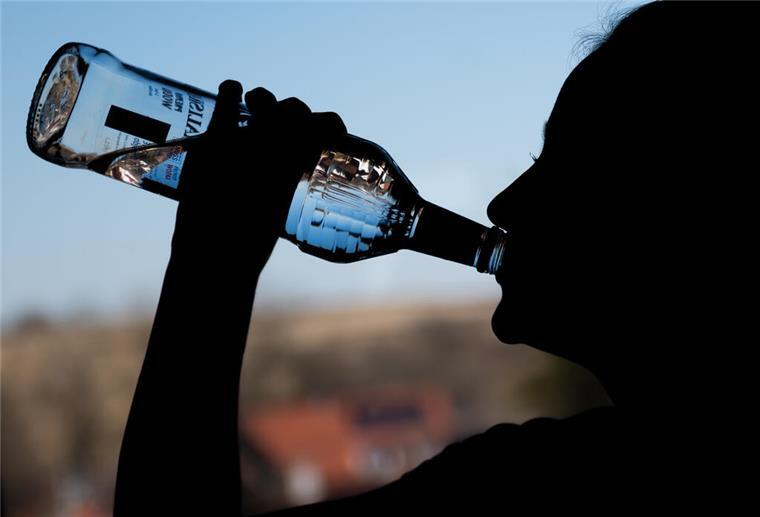 33-Jährige liegt mit 5,4 Promille auf dem Bahnsteig in Wremen Frau trinkt Wodka
