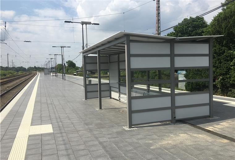 Bahnhof Wulsdorf: Neue Treppe führt zum Bahnsteig Auf dem Bahnsteig in Wulsdorf gibt es auch einen neuen Wetterschutz.