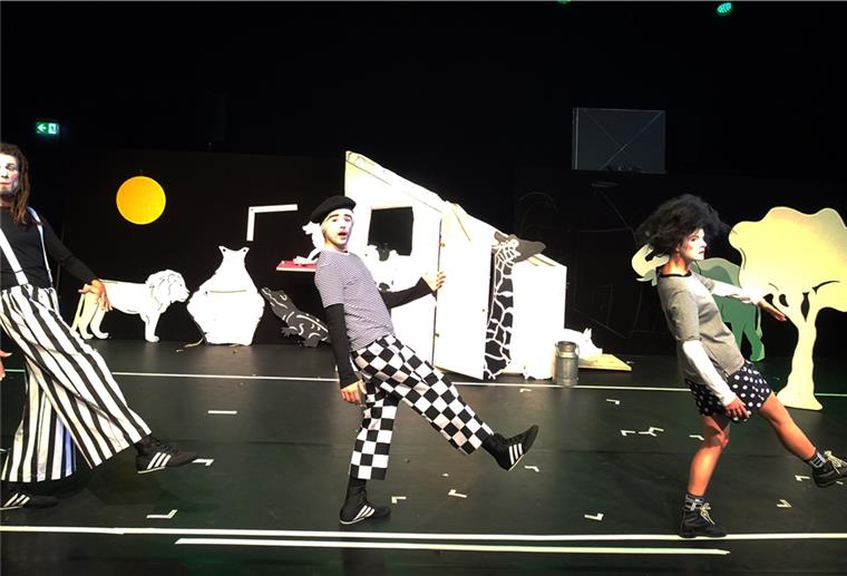 „Die Kuh Rosmarie“ im Jungen Theater Bremerhaven Auf dem Bauernhof spielen die Tiere verrückt. Das Probenfoto zeigt (von links) Felix Reisel, Luca Hämmerle und Severine Schabon.