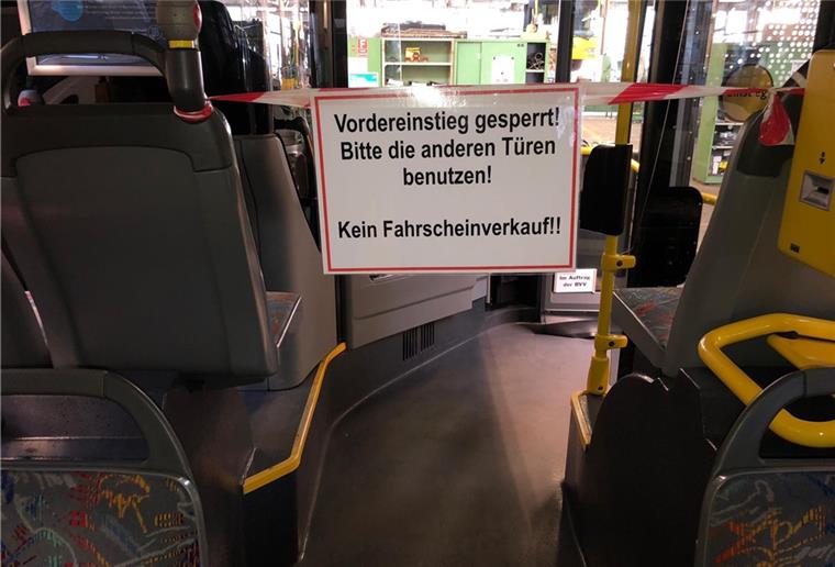 Bremerhaven Bus: Kein Einstieg mehr beim Fahrer Auf dem Betriebshof an der Hexenbrücke werden die Absperrmaßnahmen in den Bussen vorbereitet.