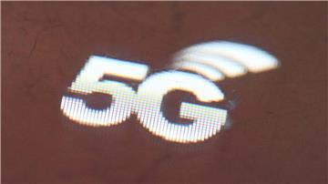 Auf dem Bildschirm eines mobilen Routers erscheint das Logo des Mobilfunknetzes 5G.