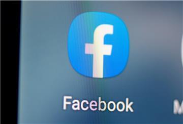 Auf dem Bildschirm eines Smartphones sieht man das Logo der App Facebook. Der Facebook-Konzern Meta verbietet russischen Staatsmedien nun, in dem sozialen Netzwerk weltweit Anzeigen zu schalten.