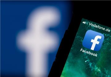Auf dem Bildschirm eines Smartphones sieht man das Logo von Facebook.   
