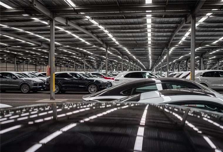 Es drohen harte Tarifverhandlungen in den deutschen Häfen Auf dem BLG-Autoterminal in Bremerhaven wurden im vergangenen Jahr elf Millionen Euro Verlust erwirtschaftet. Nun müssen die Tarifpartner ausloten, ob Inflationsausgleich und Lohnzuschläge womöglich die Kosten weiter in die Höhe treiben. Foto: Hartmann