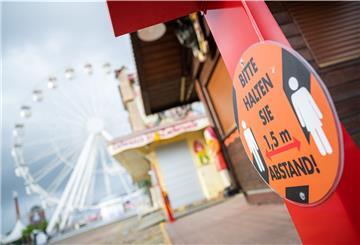Ein Schild, das auf den Mindestabstand hinweist, ist an einem Pfosten auf dem Gelände des Bremer Freimarkt angebracht. 