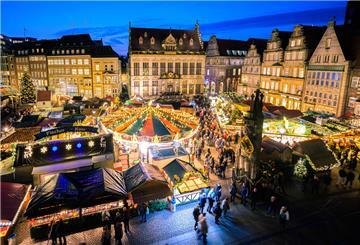 Besucher gehen über den Weihnachtsmarkt auf dem Bremer Marktplatz