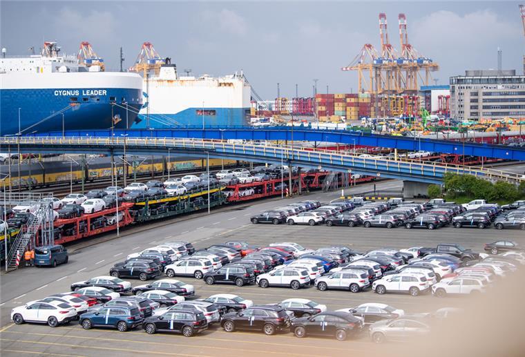 Lohneinbußen auf dem Bremerhavener Autoterminal Auf dem Bremerhavener Autoterminal müssen die Beschäftigten Lohneinbußen hinnehmen. Verankert ist das in einem Beschäftigungssicherungstarifvertrag, den Verdi und BLG vereinbart haben.
