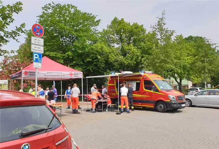 Schüsse am Lloyd Gymnasium: Opfer schwebt in Lebensgefahr Auf dem Bürgermeister-Martin-Donandt-Platz wurde ein Betreuungszentrum für Schüler und Eltern eingerichtet.