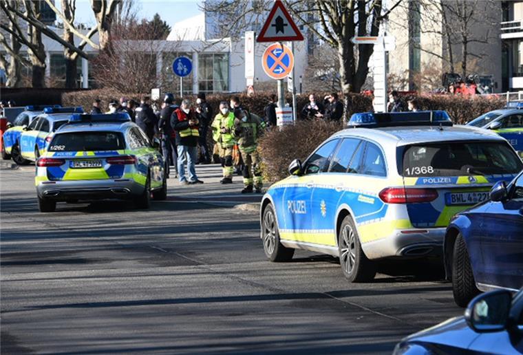 Heidelberg: Amoklauf auf Uni-Campus - Eine Tote Fahrzeuge der Polizei stehen am Gelände der Heidelberger Universität.