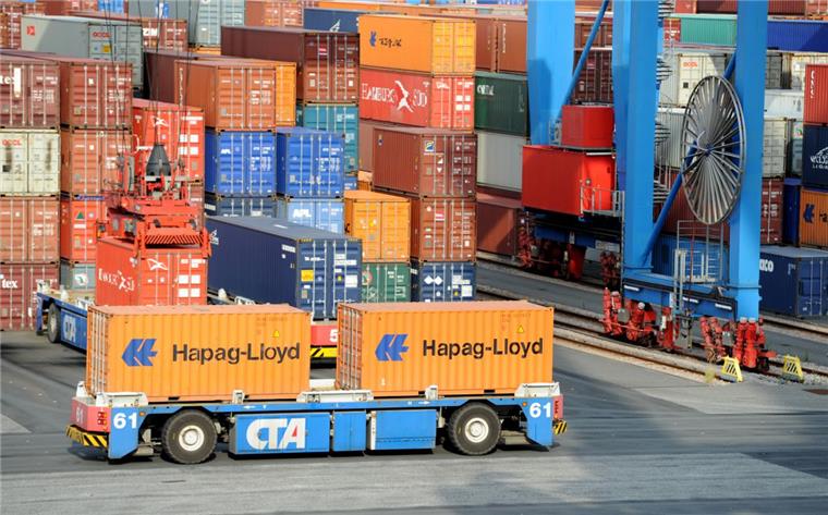 Automatisierung im Hafen: Menschenleere Terminals sind ein Märchen Auf dem Containerterminal Altenwerder in Hamburg transportieren automatische Fahrzeuge die Container. Menschenleere Terminals werde es aber in Zukunft nicht geben, sagt die Umschlagsgesellschaft HHLA.