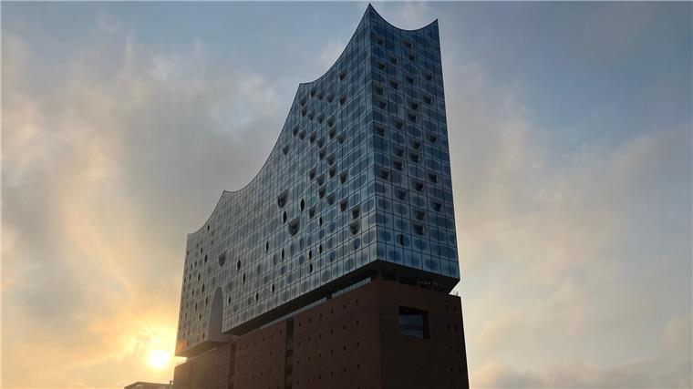 Mountainbiker Wibmer macht Rückwärtssalto auf der „Elphi“ Auf dem Dach der Elbphilharmonie hat Extrem-Sportler Fabio Wibmer mit seinem Rad einen Rückwärtssalto gemacht.