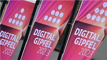 Auf dem Digital-Gipfel der Bundesregierung diskutieren rund 1000 Teilnehmer aus Politik, Wirtschaft, Wissenschaft und der Zivilgesellschaft über eine Umsetzung der digitalen Transformation.