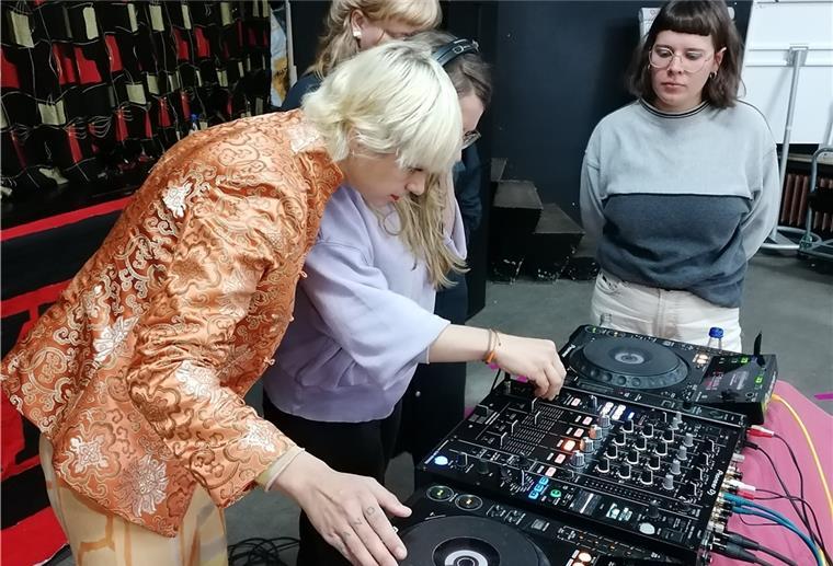 Bremerhaven: Was junge Feministinnen bewegt Auf dem DJ-Workshop der feministischen Woche in Bremerhaven zeigt DJ Lady Oelectric wie man Musik ineinander mischt. Sie ermutigt Frauen dazu, Hemmungen im Umgang mit Technik zu überwinden.