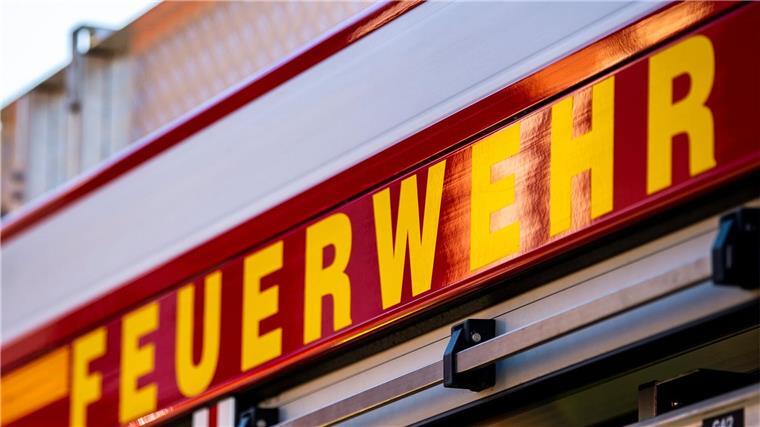 Feuerwehr rettet Entenfamilie von Hochhaus Auf dem Einsatzfahrzeug ist in gelber Farbe der Schriftzug „Feuerwehr“ zu lesen.