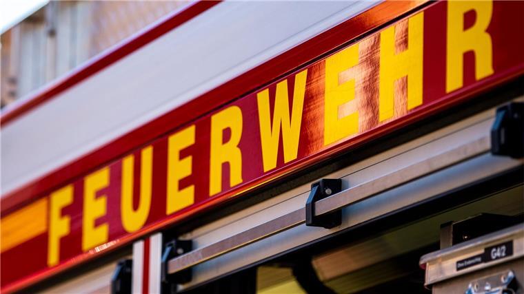 Feuer in Mehrfamilienhaus in Lingen - neun Leichtverletzte Auf dem Einsatzfahrzeug ist in gelber Farbe der Schriftzug „Feuerwehr“ zu lesen.