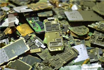 Auf dem ersten Blick  wertloser Elektroschrott: Doch aus diesen Handy-Steuerplatinen  können wertvolle Rohstoffe gewonnen werden.
