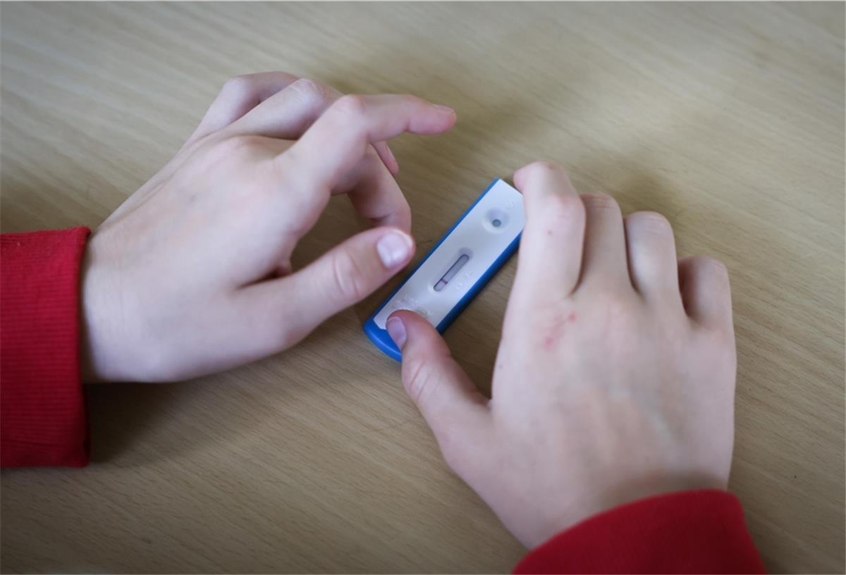 Bremerhaven: Ab wann kommt der Digitalunterricht? Ein Schüler macht einen Corona-Schnelltest.