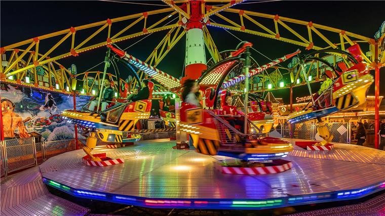 Und ab geht die große Sause: Das hat der Bremerhavener Freimarkt zu bieten Auf dem Freimarkt dürfen die bekannten Fahrgeschäfte auch in diesem Jahr nicht fehlen. Dazu gehört auch das „Hurricane“.