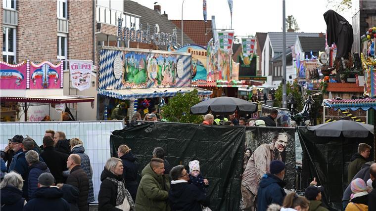 Brand in Geisterbahn - Polizei schließt Defekt aus Auf dem Gallimarkt, Ostfrieslands größtem Volksfest, geriet eine Geisterbahn in Brand. Fünf Menschen wurden verletzt. (Archivbild)