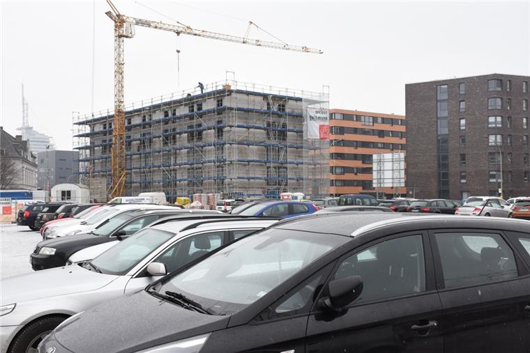 Auf dem Gelände Alte Feuerwache entsteht derzeit ein Zwei-Sterne-Hotel. Folgen soll ein Dienstleistungszentrum. Das geplante Parkhaus auf dem Grundstück wird sich jedoch – anders als ursprünglich geplant – nicht ohne öffentliche Finanzierung realisieren lassen.