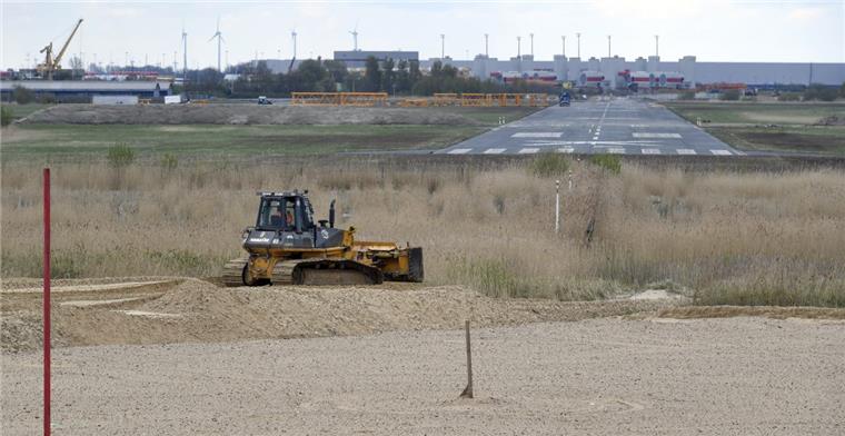 Bremerhaven: Straßensanierung statt Offshore-Terminal? Nach dem Baustopp: Auf dem Gelände, auf dem eigentlich der Offshore-Terminal gebaut werden sollte, passiert nicht viel. Kann man ihn noch retten? Oder das Geld womöglich besser verwenden?
