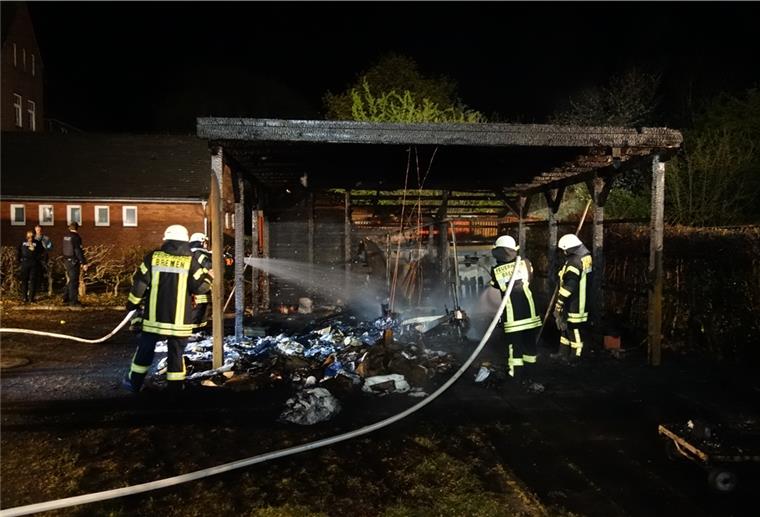 Bremen: Carport brennt auf Gelände der Feuerwehr Blumenthal Auf dem Gelände der Feuerwehr Blumenthal ist ein Carport in Brand geraten.