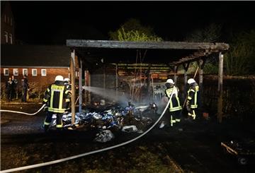 Auf dem Gelände der Feuerwehr Blumenthal ist ein Carport in Brand geraten.