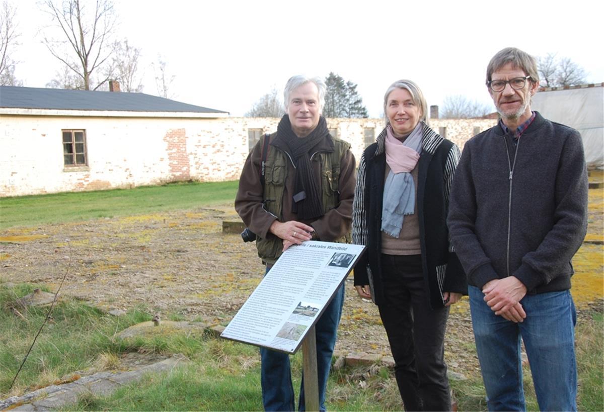 Lager Sandbostel: Vergängliches mit der Fotokamera festgehalten Auf dem Gelände der Gedenkstätte Lager Sandbostel entstanden die Fotos von Jost Wischnewski (links), hier mit Kulturwissenschaftlerin Daniela Platz und Gedenkstättenleiter Andreas Ehresmann.