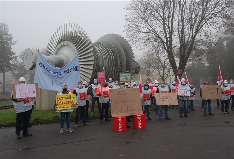 Verdi: Reinigungsfirma beim KKU könnte Streik drohen Auf dem Gelände des Kernkraftwerks Unterweser machten Mitarbeiter der Reinigungsfirma in der Mittagspause auf ihre Forderungen aufmerksam. Foto: Gohritz