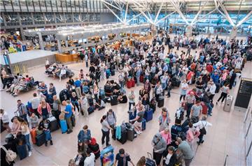 Auf dem Hamburger Flughafen läuft der Betrieb nach einem Stromausfall langsam wieder an.


