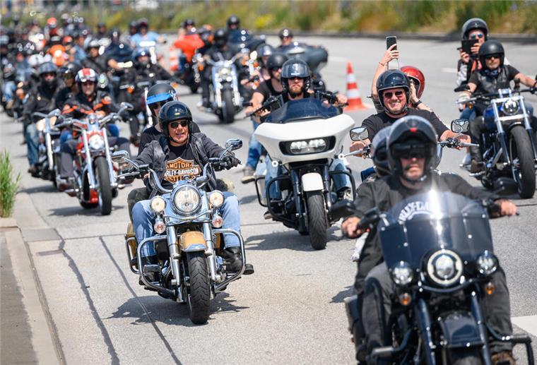 Harley Days starten in Hamburg mit Shows und Konzerten Teilnehmer der Parade der Hamburger Harley Days