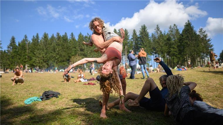 Camper aus aller Welt im Harz - „Frieden ist das Ziel“ Auf dem Hauptplatz des Zeltlagers tanzen die Teilnehmer des „Rainbow-Gathering“.
