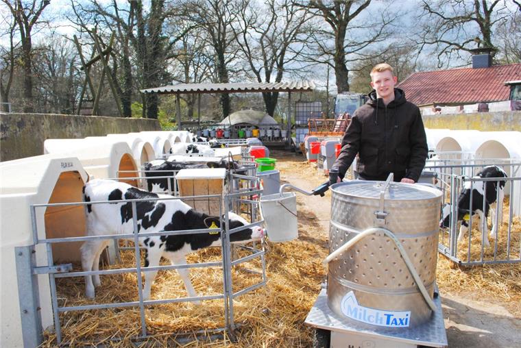 Landwirt: Ausbildung mit Familienanschluss Auf dem Hof gehört auch das Füttern der Kälber wie hier mit dem Milch-Taxi zu den Aufgaben des Auszubildenden Lars Ruschmeyer.