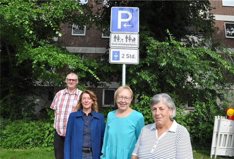 Nun gibt es auch in Nordenham Generationenparkplätze Auf dem Jahnparkplatz (Foto) und am Rathaus gibt es jetzt einen Generationenparkplatz. Unser Bild zeigt (links und rechts) Albert Mumme und Ursula Freese vom Senioren- und Behindertenbeirat und die beiden SPD-Ratsfrauen Claudia Freese (2. von links) und Edeltraut Spreen.