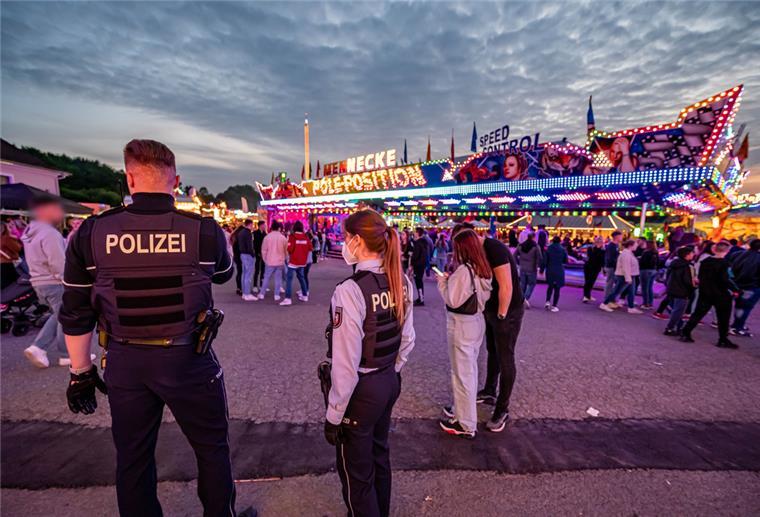 Mann (40) auf Jahrmarkt erschossen Polizeibeamte stehen auf dem Kirmesgelände Hohen Steinert.