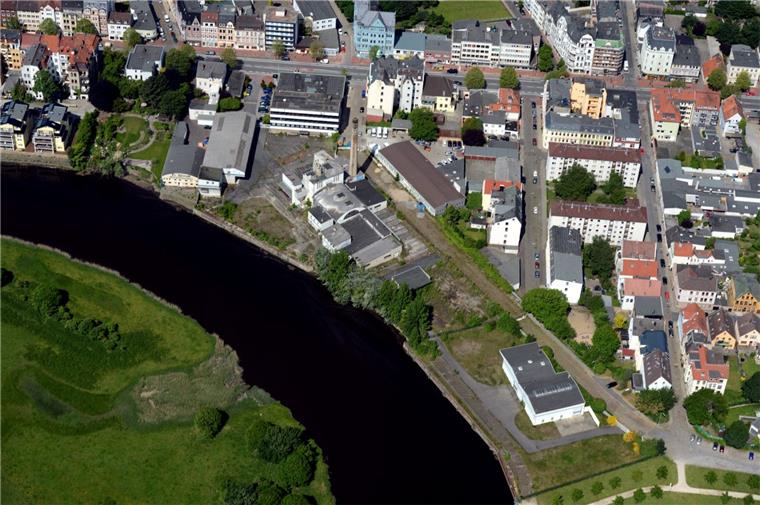 Auf dem Kistnergelände will die Stäwog zusammen mit der Gewoba direkt an der Geeste 64 höherwertige Wohnungen bauen.  Luftfoto Scheer