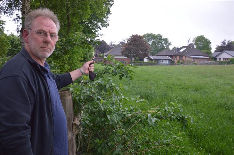 Elmlohe: Gerangel um Grundstück "Auf dem Knüll" „Auf dem Knüll“ in Elmlohe: Die Teilfläche im hinteren Bereich der Wiese gleich an der Wohnbebauung ist im Flächennutzungsplan noch als Bauerwartungsland ausgewiesen. Der ehemalige Elmloher Bodo Mahlstedt (Foto) wundert sich, dass Ortsbürgermeister Henning von der Lieth (CDU) bei der Zwangsversteigerung verkündete, dass dies nicht so bleiben soll.