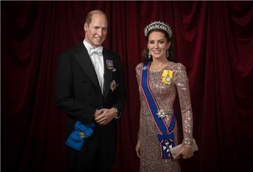 Auf dem Kopf hat sie die exakte Nachbildung einer Tiara, die einst Prinzessin Diana trug.