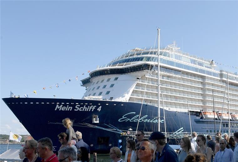 Corona-Fälle auf „Mein Schiff 4“ - Passagiere müssen von Bord Das Kreuzfahrtschiff "Mein Schiff 4"