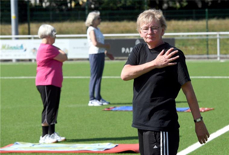 Bremerhavens Breitensport funkt S.O.S. Auf dem Kunstrasenplatz turnen die Teilnehmerinnen mit Abstand turnen: Das hat SFL-Übungsleiterin Astrid Schulze am Hülse angeboten.