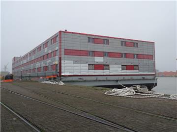 Auf dem Lastkahn "Kalmar" sollen Werftarbeiter und Zulieferer in Bremerhaven übernachten.